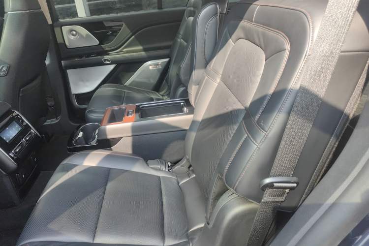 Used Lincoln Aviator 2020 3.0T V6 All-Wheel Drive Executive Version Left Rear Seat