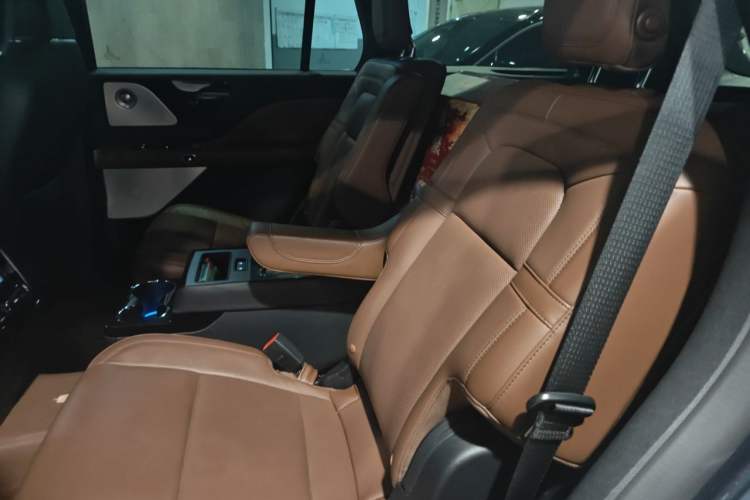 Used Lincoln Aviator 2020 3.0T V6 All-Wheel Drive Executive Version Left Rear Seat