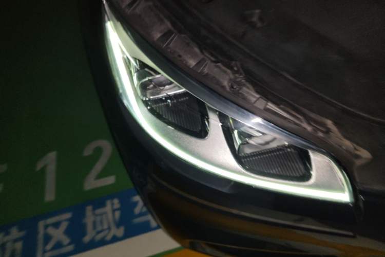 Used Lincoln Aviator 2020 3.0T V6 All-Wheel Drive Executive Version Right Front Headlight