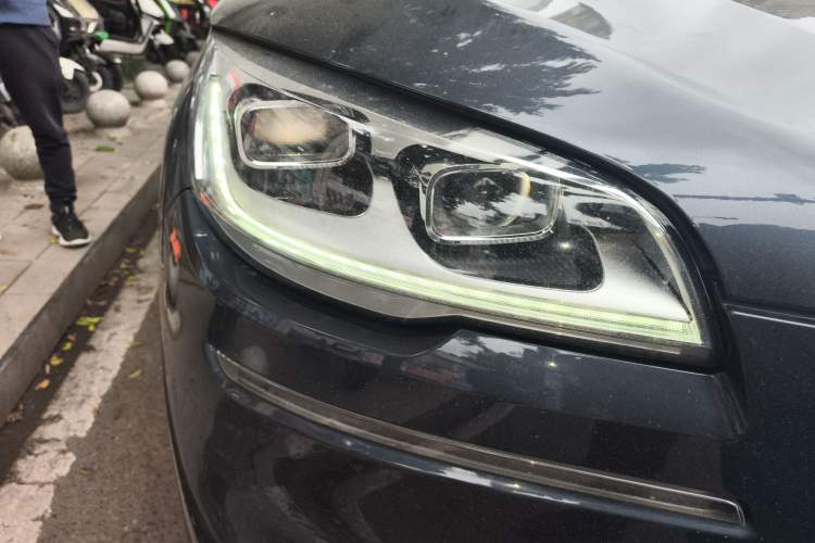 Used Lincoln Aviator 2020 3.0T V6 All-Wheel Drive Executive Version Right Front Headlight