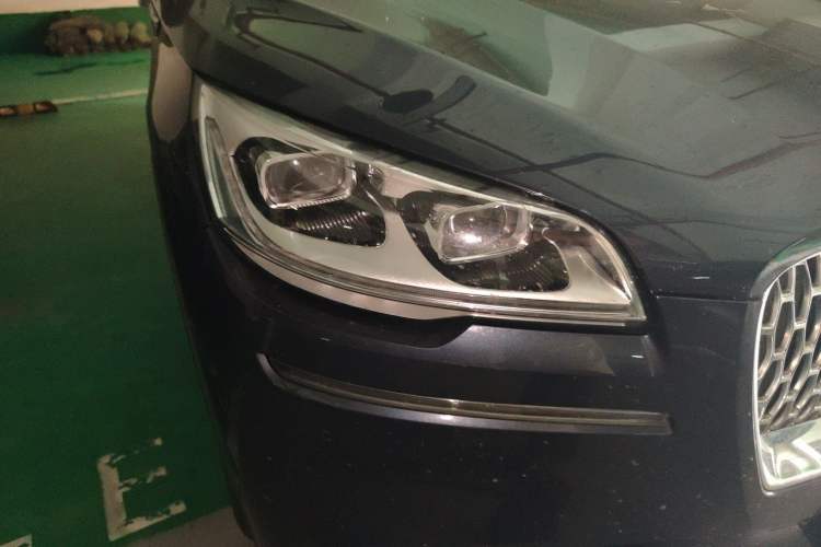 Used Lincoln Aviator 2020 3.0T V6 All-Wheel Drive Executive Version Right Front Headlight
