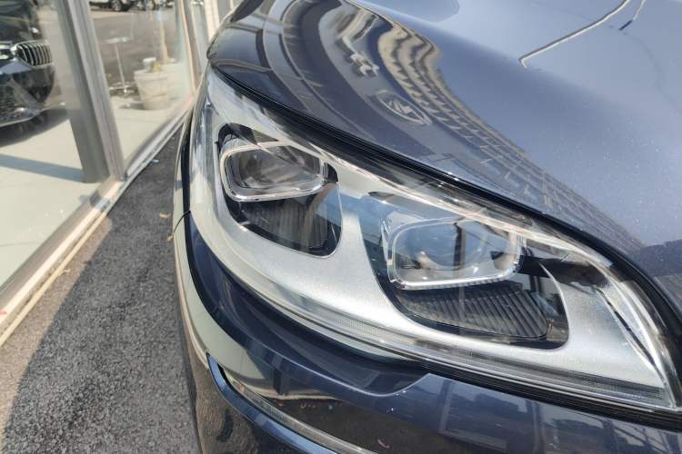 Used Lincoln Aviator 2020 3.0T V6 All-Wheel Drive Executive Version Right Front Headlight