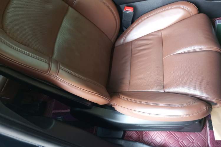 Used Lincoln Aviator 2020 3.0T V6 All-Wheel-Drive Luxury Edition Right Front Seat