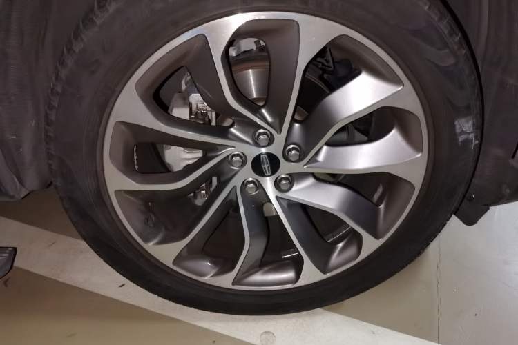 Used Lincoln Aviator 2020 3.0T V6 All-Wheel Drive Executive Version Right Front Wheel Hub