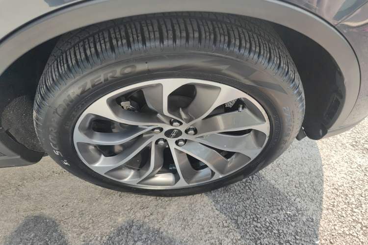 Used Lincoln Aviator 2020 3.0T V6 All-Wheel Drive Executive Version Right Front Wheel Hub
