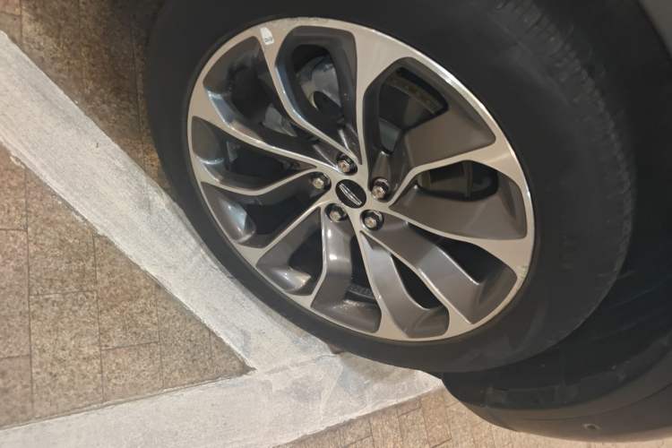 Used Lincoln Aviator 2020 3.0T V6 All-Wheel Drive Executive Version Right Front Wheel Hub
