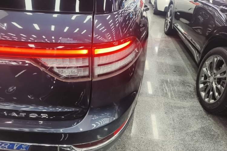Used Lincoln Aviator 2020 3.0T V6 All-Wheel Drive Executive Version Right Rear Taillight