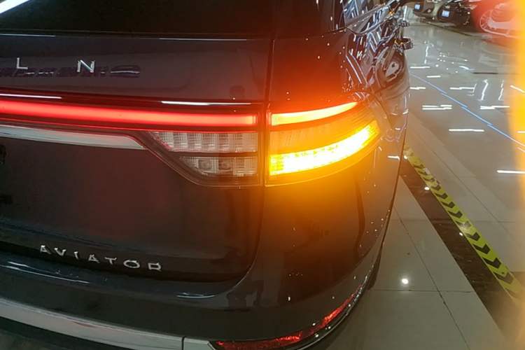 Used Lincoln Aviator 2020 3.0T V6 All-Wheel Drive Executive Version Right Rear Taillight