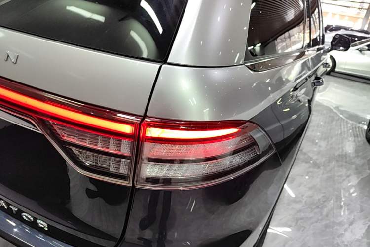 Used Lincoln Aviator 2020 3.0T V6 All-Wheel Drive Executive Version Right Rear Taillight