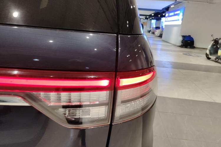 Used Lincoln Aviator 2020 3.0T V6 All-Wheel Drive Executive Version Right Rear Taillight
