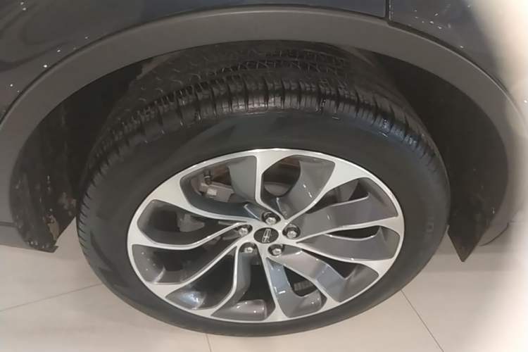 Used Lincoln Aviator 2020 3.0T V6 All-Wheel Drive Executive Version Right Rear Wheel Hub