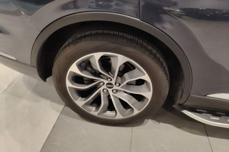 Used Lincoln Aviator 2020 3.0T V6 All-Wheel Drive Executive Version Right Rear Wheel Hub