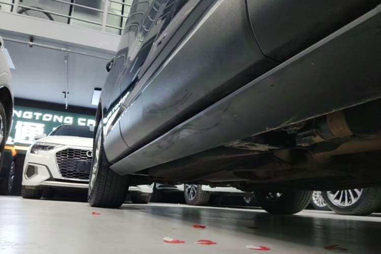 Used Lincoln Aviator 2020 3.0T V6 Four-Wheel Drive Premium Edition Right Side Sill