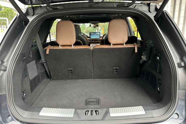 Used Lincoln Aviator 2020 3.0T V6 All-Wheel Drive Executive Version Trunk