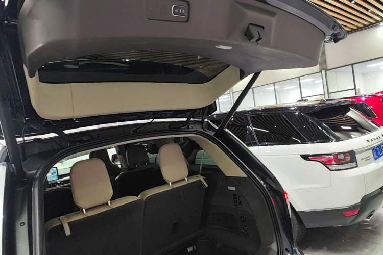 Used Lincoln Aviator 2020 3.0T V6 All-Wheel Drive Executive Version Trunk