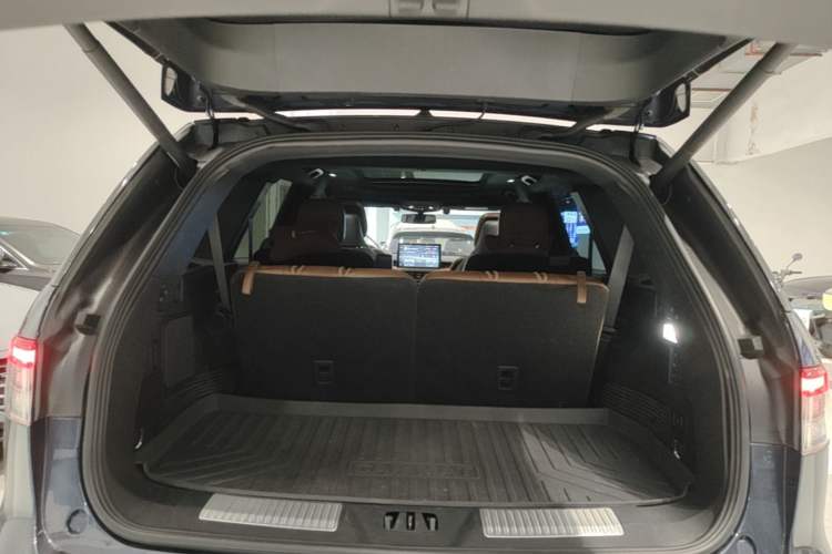 Used Lincoln Aviator 2020 3.0T V6 All-Wheel Drive Executive Version Trunk