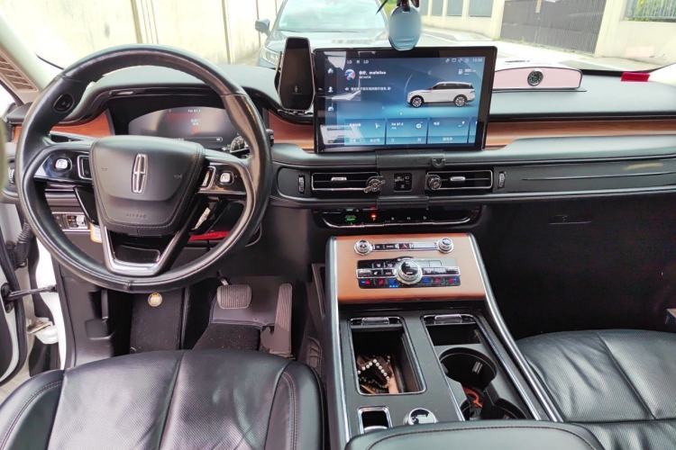 Used Lincoln Aviator 2020 3.0T V6 Four-Wheel Drive Premium Edition Center Console