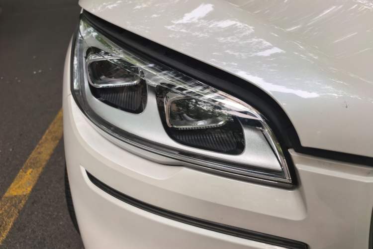 Used Lincoln Aviator 2020 3.0T V6 All-Wheel Drive Executive Version Right Front Headlight