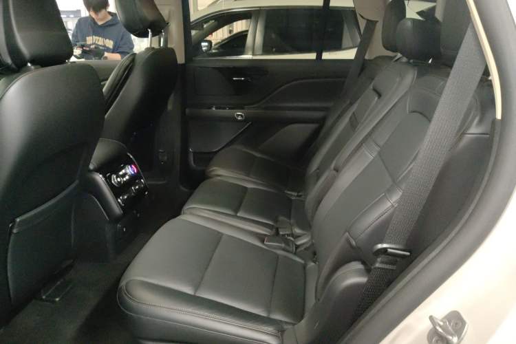 Used Lincoln Aviator 2020 3.0T V6 Four-Wheel Drive Premium Edition Left Rear Seat
