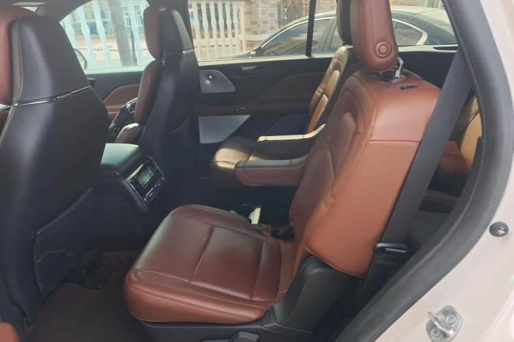 Used Lincoln Aviator 2020 3.0T V6 All-Wheel Drive Executive Version Left Rear Seat