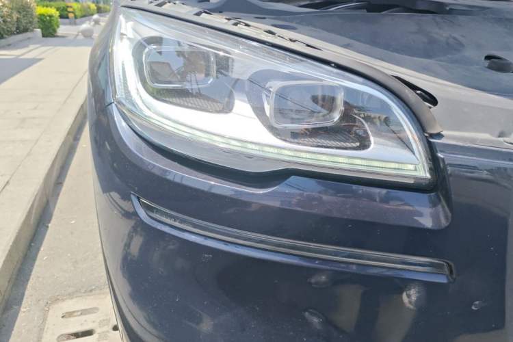Used Lincoln Aviator 2020 3.0T V6 All-Wheel Drive Executive Version Right Front Headlight