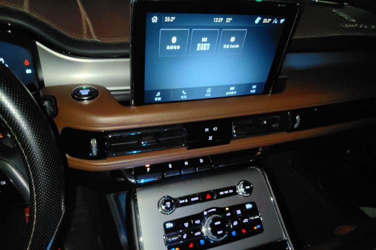 Used Lincoln Aviator 2020 3.0T V6 All-Wheel-Drive Luxury Edition Audio And AC Panel
