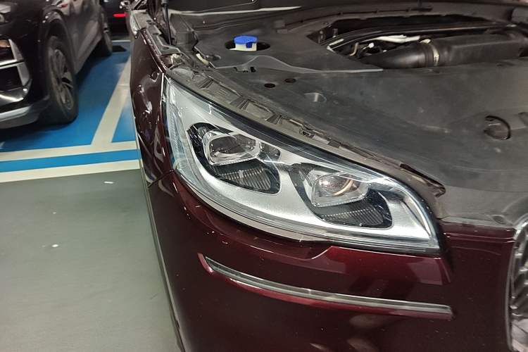 Used Lincoln Aviator 2020 3.0T V6 All-Wheel Drive Executive Version Right Front Headlight
