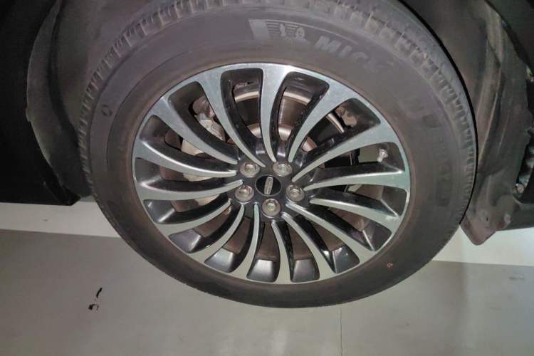 Used Lincoln Aviator 2020 3.0T V6 All-Wheel-Drive Luxury Edition Right Front Wheel Hub