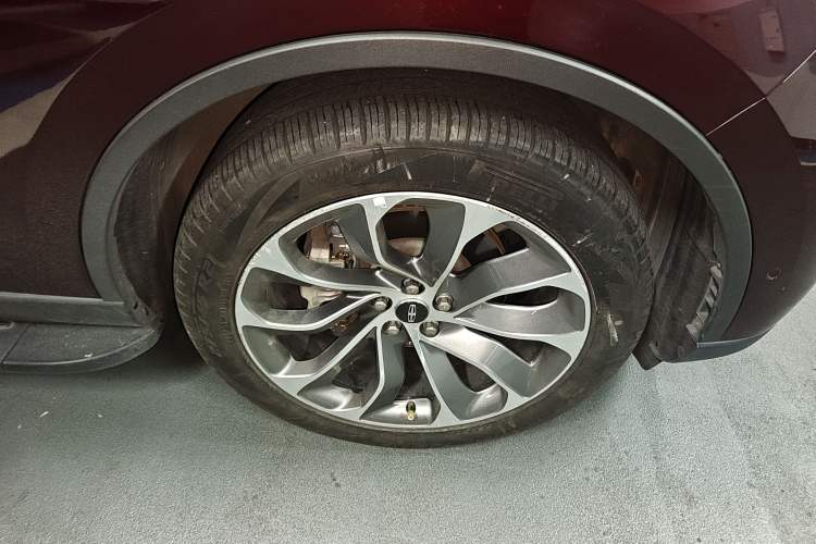 Used Lincoln Aviator 2020 3.0T V6 All-Wheel Drive Executive Version Right Front Wheel Hub