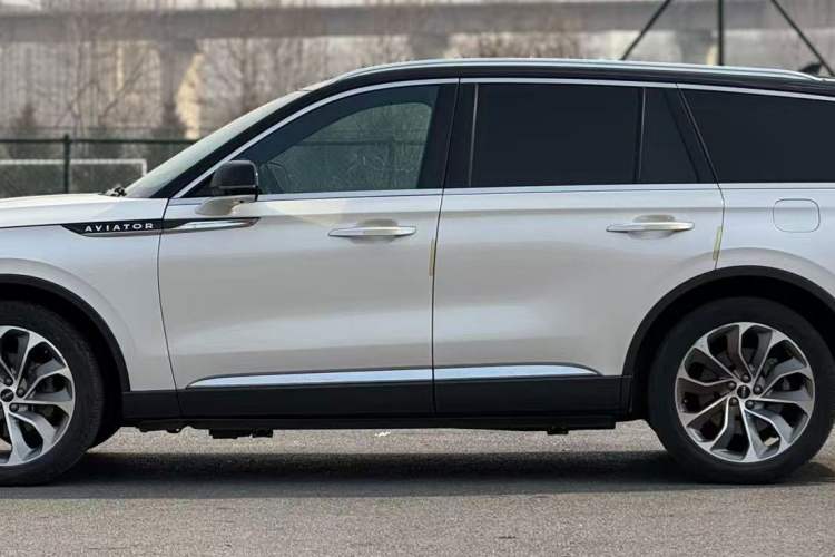 Used Lincoln Aviator 2020 3.0T V6 All-Wheel Drive Executive Version Exterior 4