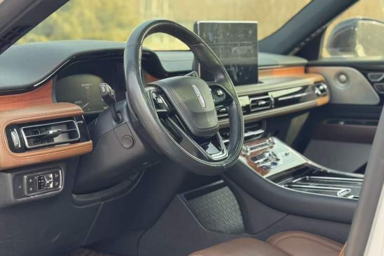 Used Lincoln Aviator 2020 3.0T V6 All-Wheel Drive Executive Version Interior 1