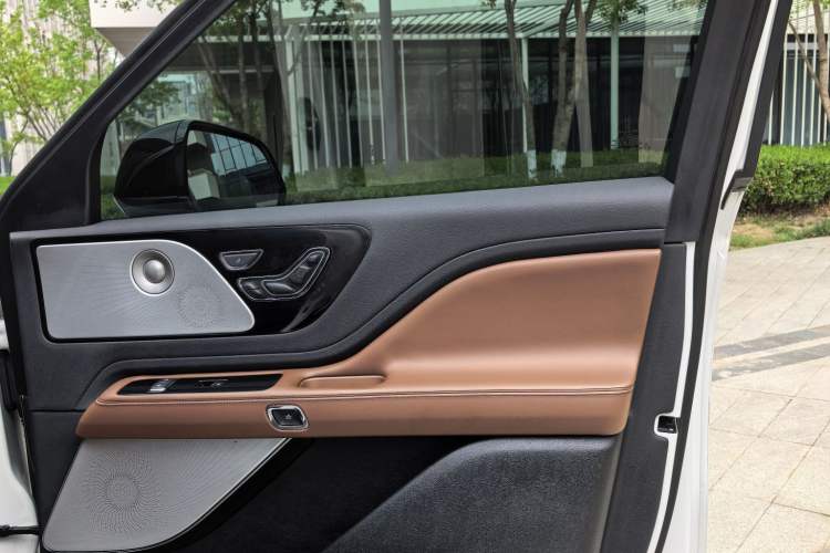 Used Lincoln Aviator 2020 3.0T V6 All-Wheel Drive Executive Version Interior 10