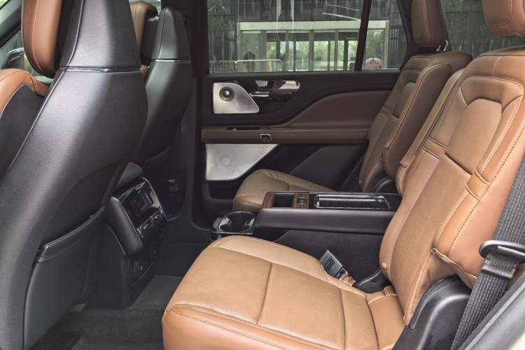 Used Lincoln Aviator 2020 3.0T V6 All-Wheel Drive Executive Version Interior 4