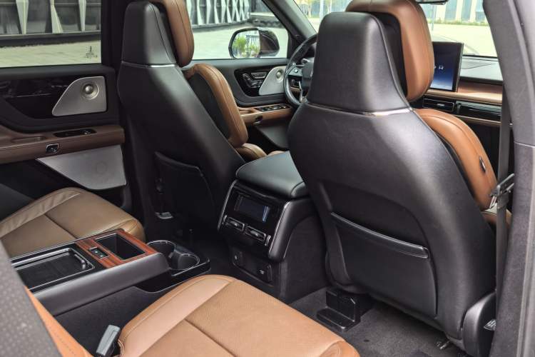 Used Lincoln Aviator 2020 3.0T V6 All-Wheel Drive Executive Version Interior 8