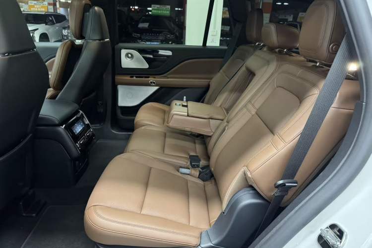 Used Lincoln Aviator 2020 3.0T V6 All-Wheel Drive Executive Version Left Rear Seat