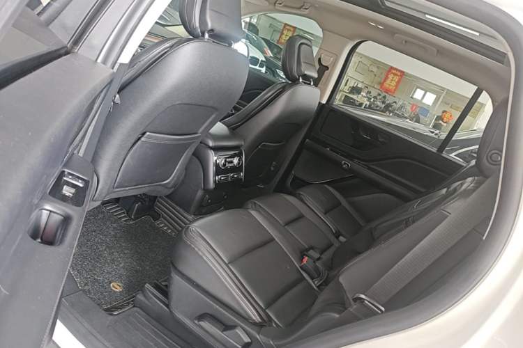 Used Lincoln Aviator 2020 3.0T V6 All-Wheel-Drive Premium Edition Left Rear Seat