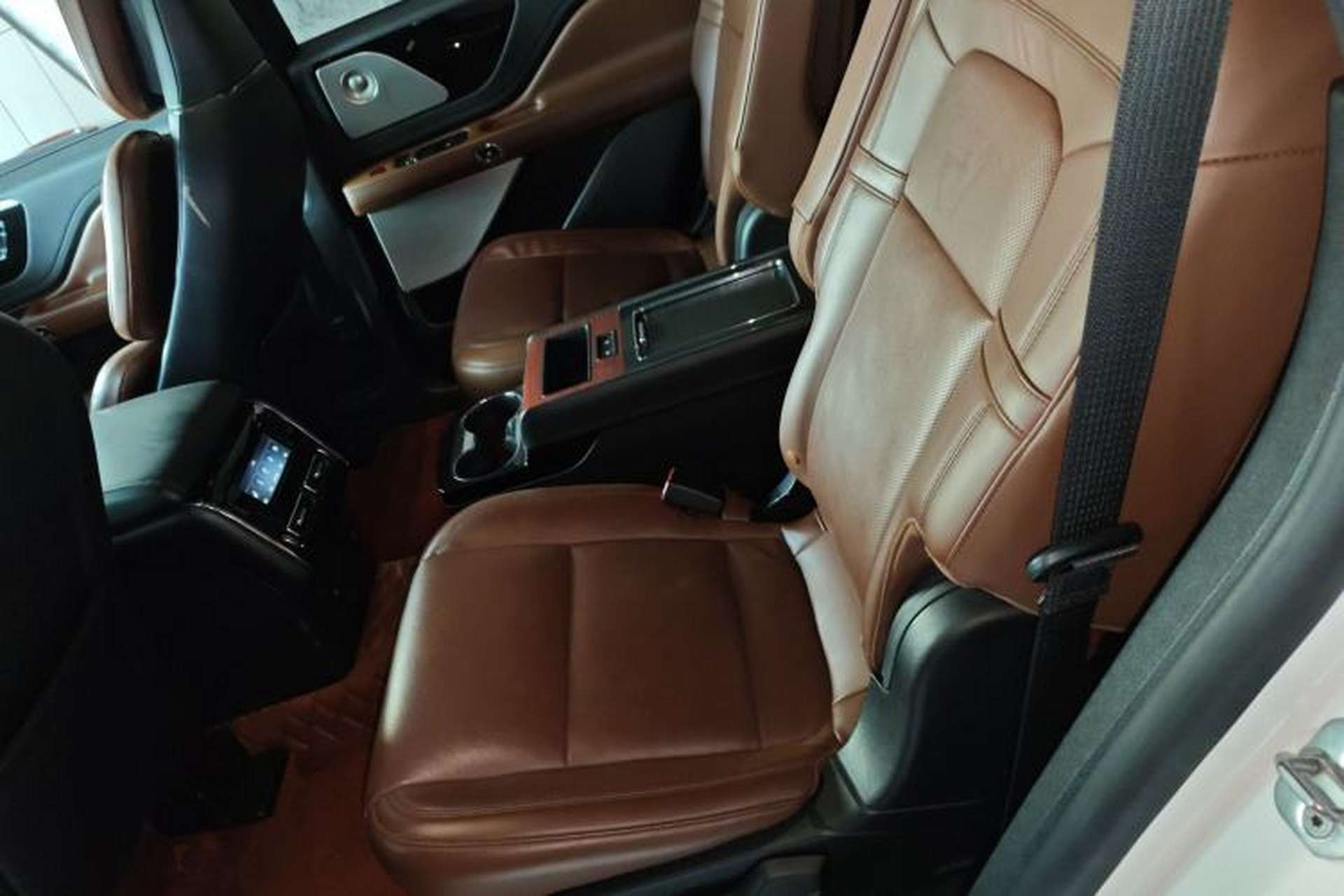 Used Lincoln Aviator 2020 3.0T V6 All-Wheel Drive Executive Version Left Rear Seat