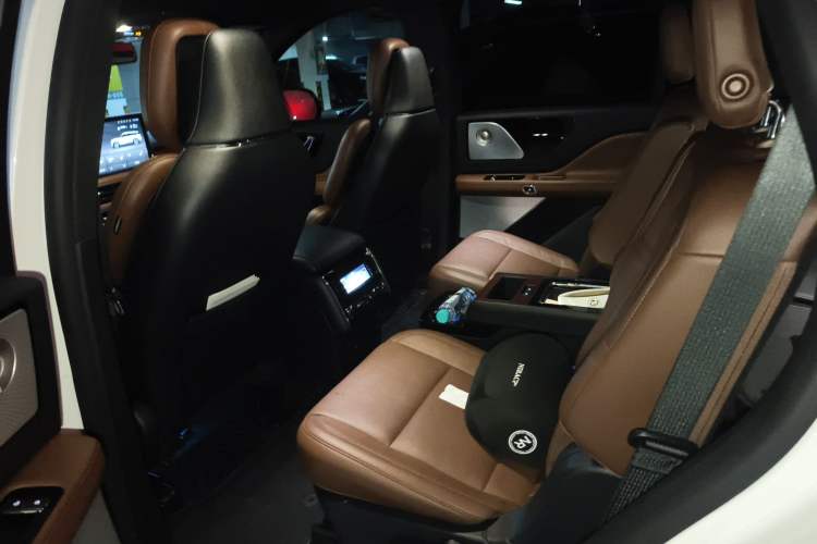 Used Lincoln Aviator 2020 3.0T V6 All-Wheel Drive Executive Version Left Rear Seat