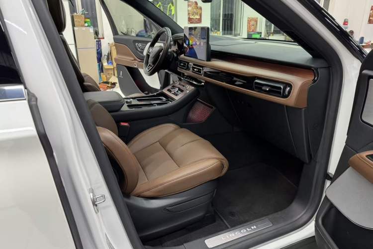 Used Lincoln Aviator 2020 3.0T V6 All-Wheel Drive Executive Version Right Front Seat