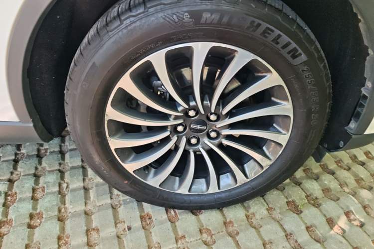 Used Lincoln Aviator 2020 3.0T V6 All-Wheel-Drive Luxury Edition Right Front Wheel Hub