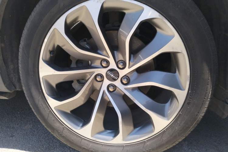 Used Lincoln Aviator 2020 3.0T V6 All-Wheel Drive Executive Version Right Front Wheel Hub