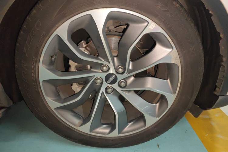 Used Lincoln Aviator 2020 3.0T V6 All-Wheel Drive Executive Version Right Front Wheel Hub