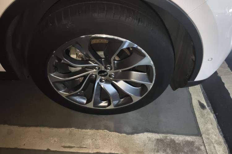 Used Lincoln Aviator 2020 3.0T V6 All-Wheel Drive Executive Version Right Front Wheel Hub