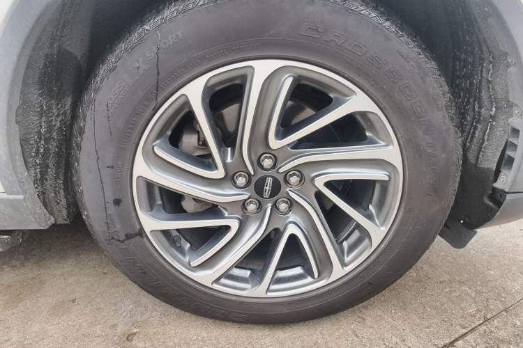 Used Lincoln Aviator 2020 3.0T V6 All-Wheel-Drive Premium Edition Right Front Wheel Hub