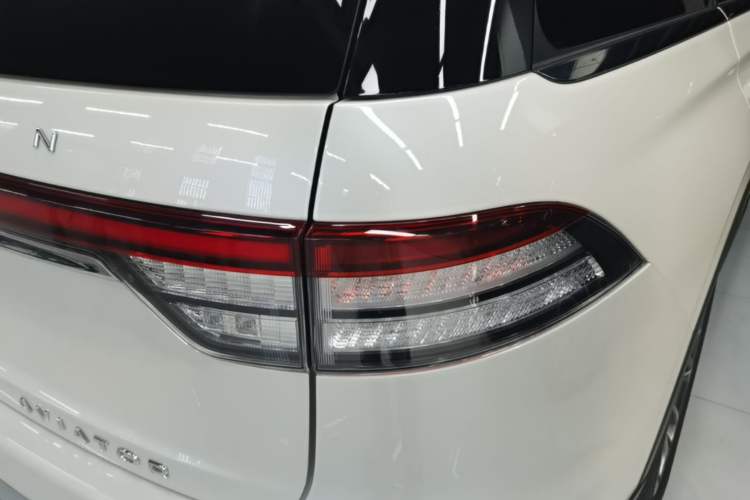 Used Lincoln Aviator 2020 3.0T V6 All-Wheel Drive Executive Version Right Rear Taillight