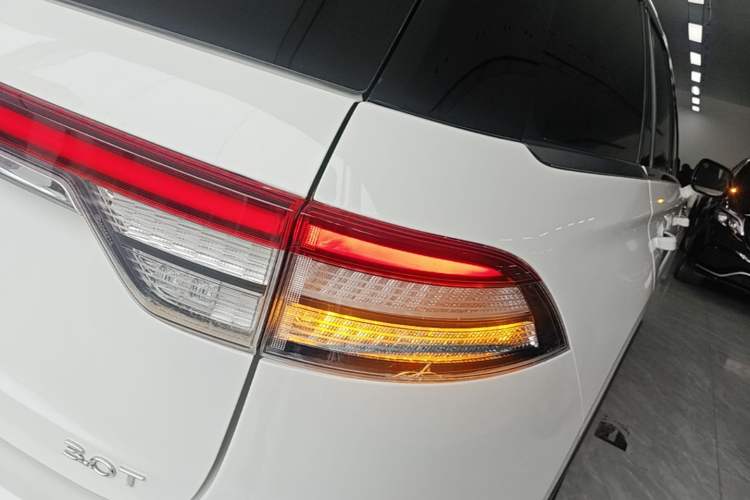 Used Lincoln Aviator 2020 3.0T V6 All-Wheel-Drive Premium Edition Right Rear Taillight