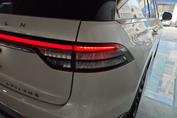 Used Lincoln Aviator 2020 3.0T V6 All-Wheel Drive Executive Version Right Rear Taillight