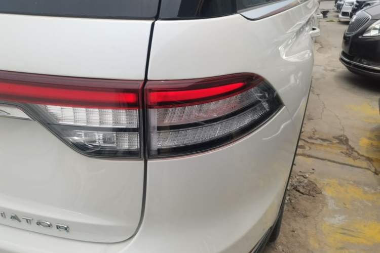 Used Lincoln Aviator 2020 3.0T V6 All-Wheel Drive Executive Version Right Rear Taillight