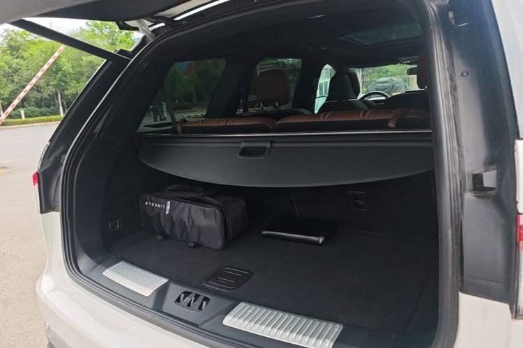 Used Lincoln Aviator 2020 3.0T V6 All-Wheel Drive Executive Version Trunk