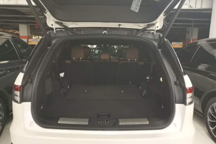 Used Lincoln Aviator 2020 3.0T V6 All-Wheel Drive Executive Version Trunk